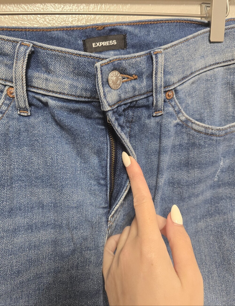 Express Skyscraper Mid Rise Distressed Jeans Size 8 Regular - Picture 7 of 10